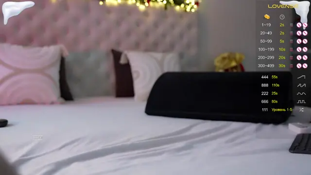 Kissing33 - Brune tatouée se masturbe avec deux jouets sur son lit
